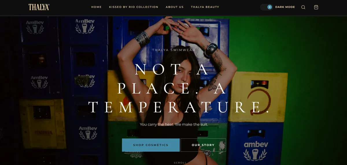 Hero do site da Thalya Swimwear em modo escuro, com a mesma frase sobre a foto noturna